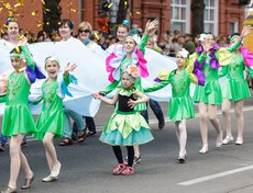 Состоялось праздничное шествие, по итогам которого наградили лучший район.