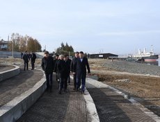 В микрорайоне Солнечный у ледокола «Ангара» появилась новая набережная. Строители завершают работы по её благоустройству. Это еще один объект, который сделали в рамках муниципально-частного партнерства в год 355-летия города.