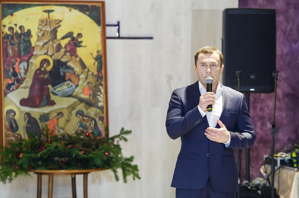 9 января мэр Дмитрий Бердников провел первый рождественский прием для многодетных семей из православных приходов Иркутска.