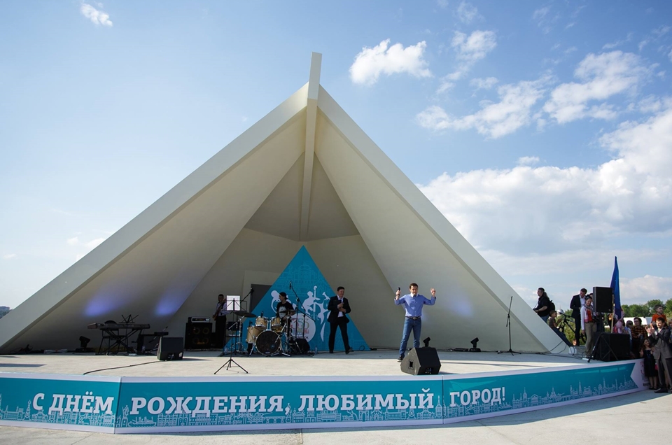 На открытых площадках в честь юбилея выступили Игорь Бутман, Денис Мацуев.