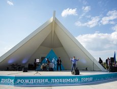 На открытых площадках в честь юбилея выступили Игорь Бутман, Денис Мацуев.