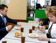 В 2016 году многим горожанам запомнились рейды Дмитрия Бердникова по школьным столовым. Мэр лично проверял качество питания детей.