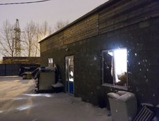 На территории садоводства имени 6-й Пятилетки обнаружили подпольный цех по розливу суррогатного алкоголя. Предположительно, он находился в этом доме.