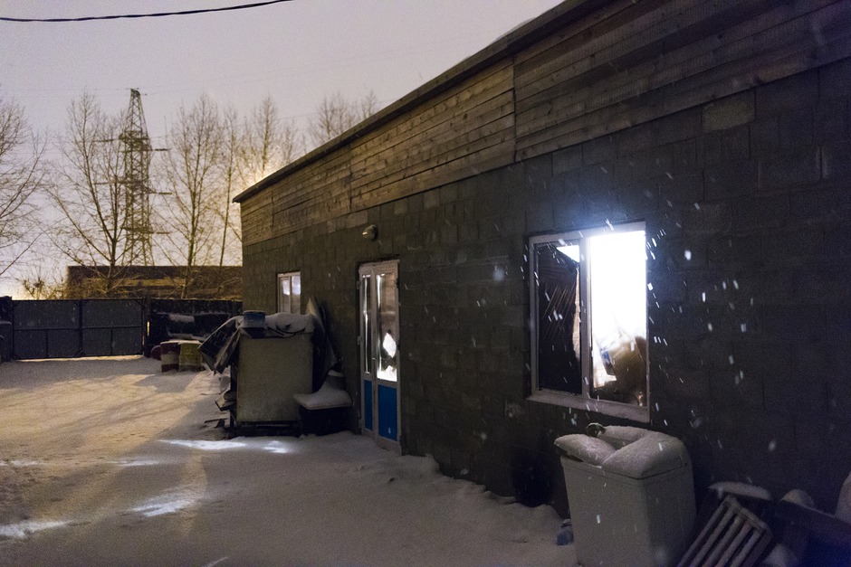 На территории садоводства имени 6-й Пятилетки обнаружили подпольный цех по розливу суррогатного алкоголя. Предположительно, он находился в этом доме.