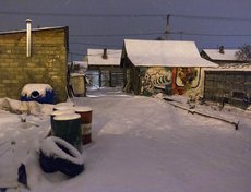 На месте изъяли 47 пластиковых канистр с суррогатом.