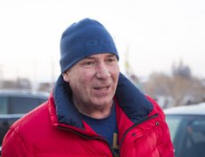 Местный житель заинтересовался происходящим и подошел к магазину. По его словам, это хорошая торговая точка, он постоянно покупает здесь фрукты, а спиртное не употребляет, поэтому не обращал внимания, продается ли оно