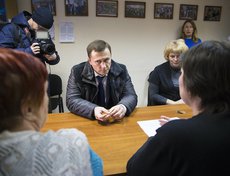 Градоначальник разговаривает с местными жителями