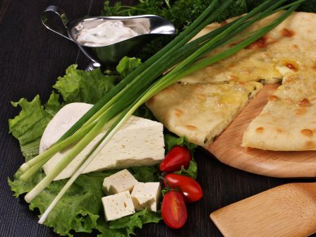 Кадынджын: нежнейший сыр в сочетании с зелёным лучком – изысканный кулинарный дуэт. 500 г - 350 р; 950 г - 600 р.