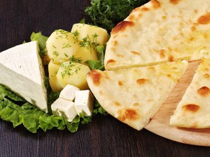 Картофджын: спелый картофель и ароматный осетинский сыр. 500 г - 325 р; 950 г - 550 р.