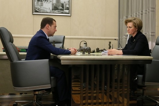 Дмитрий Медведев и Анна Попова. Фото с сайта government.ru