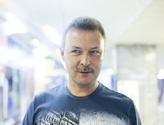 Дмитрий (44 года): «Мне нравится „Алиса“ уже много лет. Последний альбом мне не очень нравится. Время идет, стиль меняется. Музыка становится другой, раньше и инструментов таких не было, и аппаратура была другая».