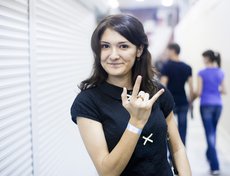 Лена (24 года): «Слушаю эту музыку с 3-х лет. Мне привил любовь к этой группе папа, но сам он на концерт не пришел, потому что сейчас в командировке. Хотя вообще он больше слушает „Кино“, чем „Алису“».