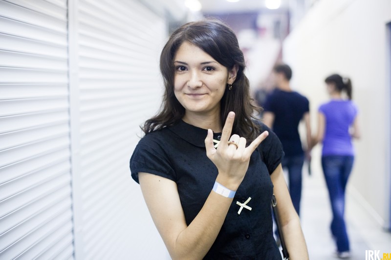 Лена (24 года): «Слушаю эту музыку с 3-х лет. Мне привил любовь к этой группе папа, но сам он на концерт не пришел, потому что сейчас в командировке. Хотя вообще он больше слушает „Кино“, чем „Алису“».