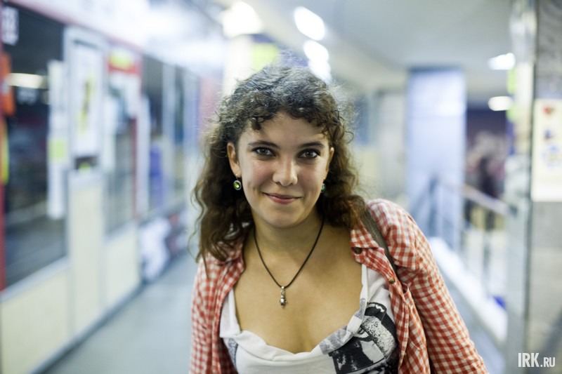 Ольга (22 года): «Я слушаю группу „Алиса“ с рождения. Ее слушали мои родители, они и до сих пор ее слушают. Но на концерт не пришли, потому что в командировке».