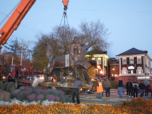 Установка скульптуры. Фото с сайта www.admirkutsk.ru