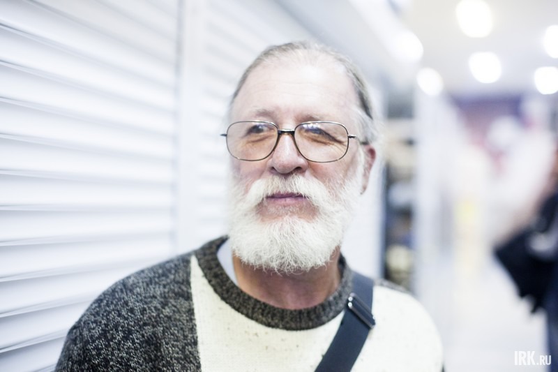 Виктор Алексеевич (63 года): «Я не фанат „Алисы“. Просто я вчера работал на Байкале, и в нескольких метрах от меня отдыхали музыканты. Мы познакомились. Что меня приятно поразило: ни у кого из них я не чувствовал звездности — добрые, уважительные люди».