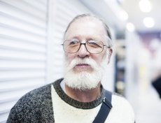 Виктор Алексеевич (63 года): «Я не фанат „Алисы“. Просто я вчера работал на Байкале, и в нескольких метрах от меня отдыхали музыканты. Мы познакомились. Что меня приятно поразило: ни у кого из них я не чувствовал звездности — добрые, уважительные люди».