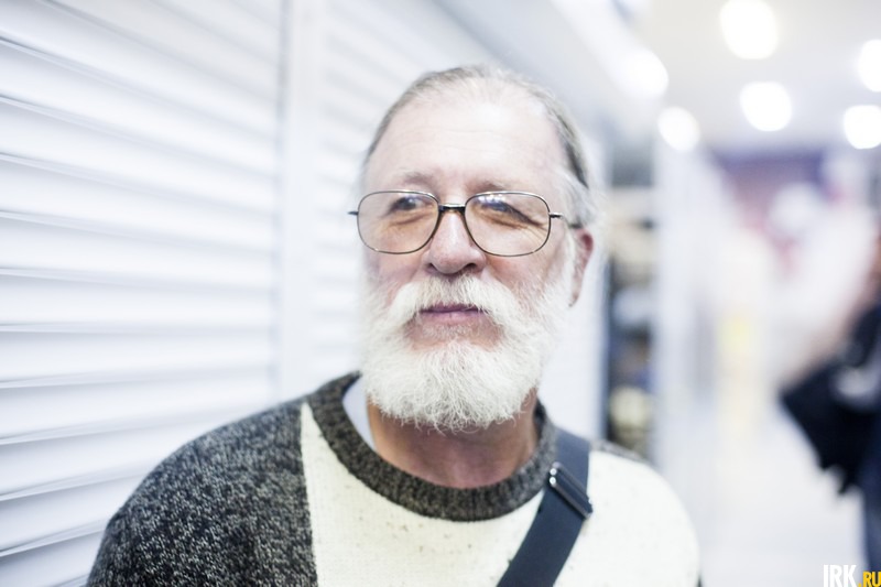 Виктор Алексеевич (63 года): «Я не фанат „Алисы“. Просто я вчера работал на Байкале, и в нескольких метрах от меня отдыхали музыканты. Мы познакомились. Что меня приятно поразило: ни у кого из них я не чувствовал звездности — добрые, уважительные люди».