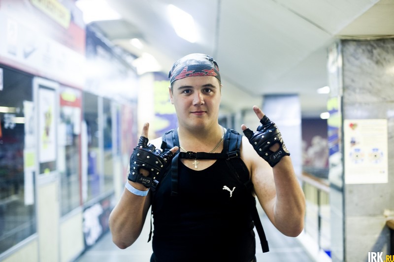 Константин (24 года): «Начал слушать рок с группы „Алиса“ в 1992 году. Есть у них альбомы лучше, есть чуть-чуть похуже, но мой любимый альбом — „Изгой“».