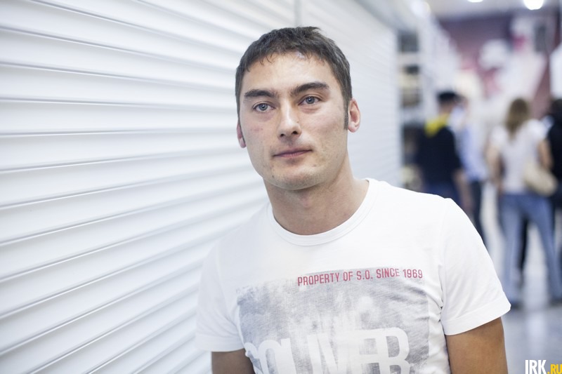 Игорь (30 лет): «Концерт неплохой, но звук ужасный. Константину Кинчеву я бы хотел сказать: не надо больше в „Труд“ приезжать. Я хожу на все рок-концерты в „Труде“, неважно, какая выступает группа. У „Алисы“ самый плохой звук был».