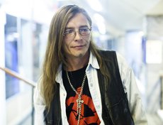 Фасх (43 года): «Я хотел взять на концерт сына, ему четыре года и три месяца, но моя теща его не пустила. Сильно громкая музыка, говорит. А он фанат „Алисы“, он не мультики смотрит, а просит „Алису“ поставить».