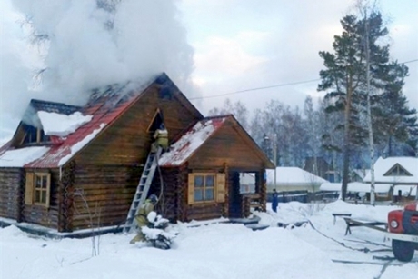 На месте пожара. Фото ГУ МЧС России по Иркутской области