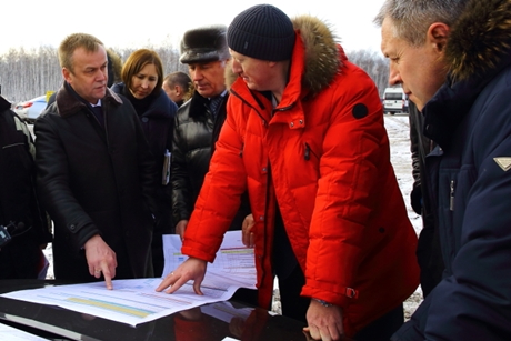 Сергей Ерощенко обсуждает план реконструкции дороги с подрядчиком. Фото с сайта www.irkobl.ru