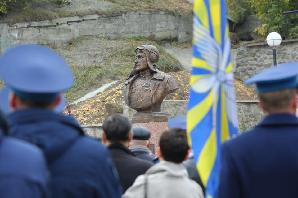 Бюст Николая Челнокова. Фото со страницы Дмитрия Бердникова в Facebook