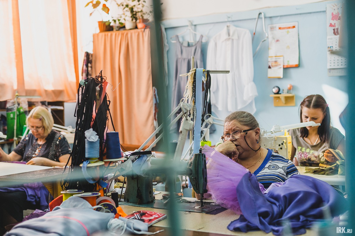 Кипит работа и в пошивочном цехе театра