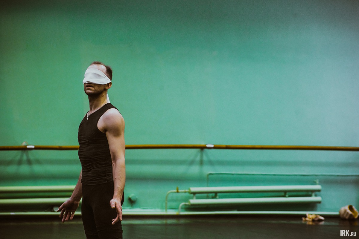 В главной роли выступает солист балета Юрий Щерботкин, любимец иркутской публики. Именно ему предстоит воплотить мечущуюся натуру Казановы