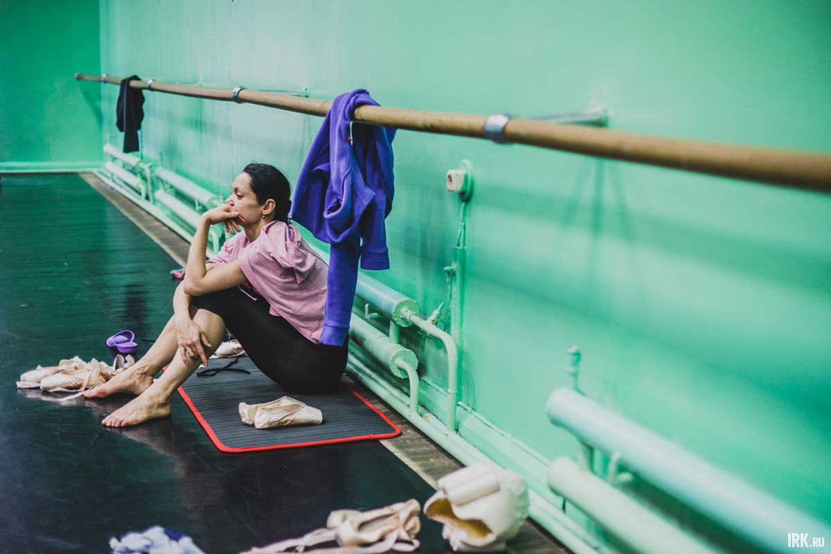 Репетиции постановки сейчас проходят в режиме нон-стоп. Каждую свободную минуту балетная труппа театра проводит в репетиционном зале