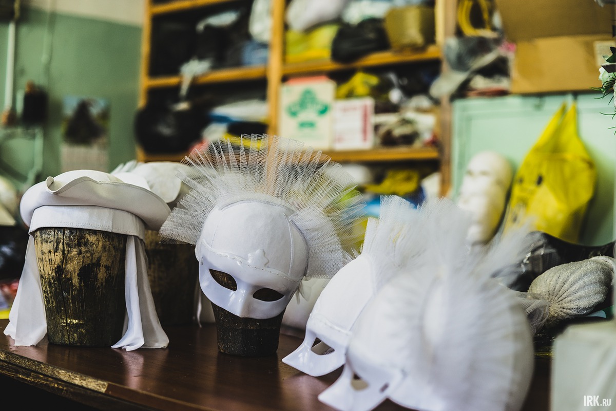 В постановке вы не увидите ярких цветов. Акцент будет сделан на белом. Именно этот цвет можно превратить в любой другой с помощью правильного освещения