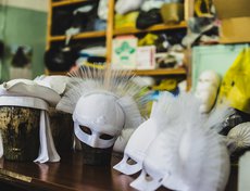 В постановке вы не увидите ярких цветов. Акцент будет сделан на белом. Именно этот цвет можно превратить в любой другой с помощью правильного освещения