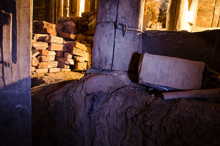 В подвале Богоявленского собора. Фото Ильи Татарникова