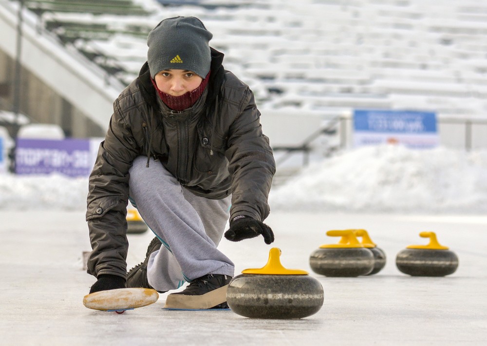На обувь спортсмены надевают специальные скользящие полоски — слайдеры
