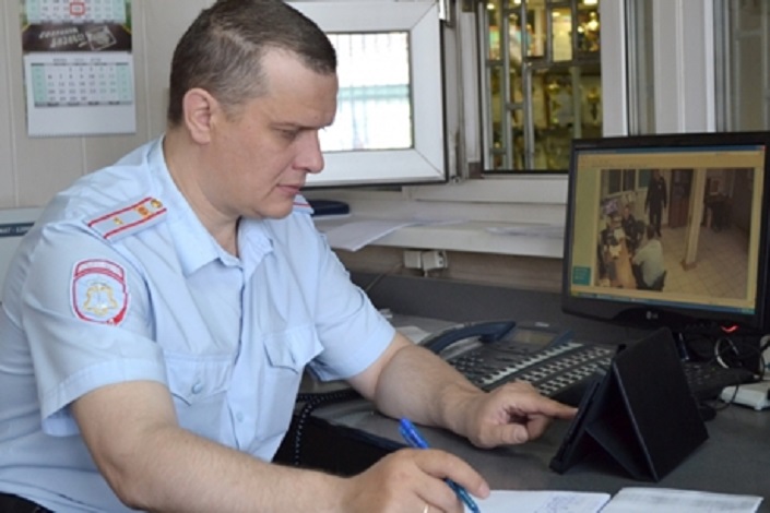 Полицейский за работой. Фото ГУ МВД России по Иркутской области
