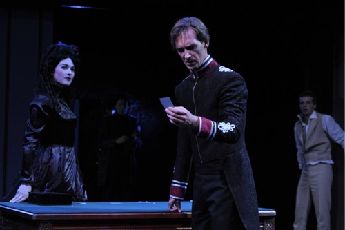 Сцена из спектакля «Пиковая дама». Фото с сайта www.dramteatr.ru