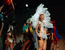 Девушки студии танцев Esfera Danza исполняют карнавальный танец
