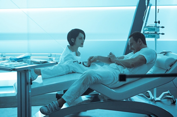 В секретной лаборатории Каллума погружают в специальное устройство, считывающее генетическую память. Фото с сайта www.kinopoisk.ru