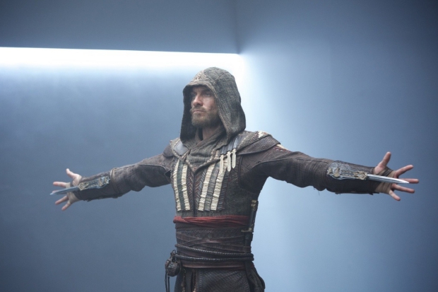 Каллум переносится в 1492 год и обнаруживает себя в теле своего предка-ассасина Агилара. Фото с сайта www.kinopoisk.ru