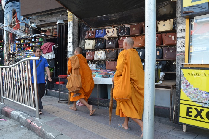 Монахов можно частенько увидеть на улицах Таиланда