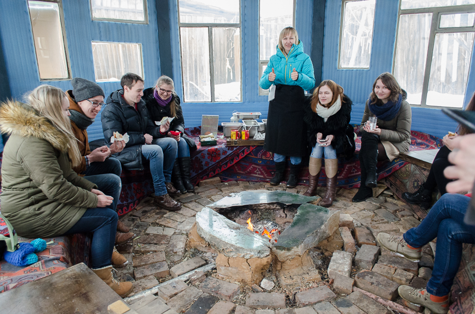 В юрте подавали люля-кебаб из свинины, баранины и курицы. В доме угощались фалафелем
