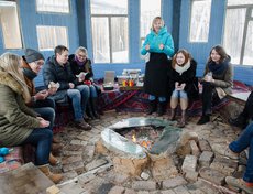 В юрте подавали люля-кебаб из свинины, баранины и курицы. В доме угощались фалафелем