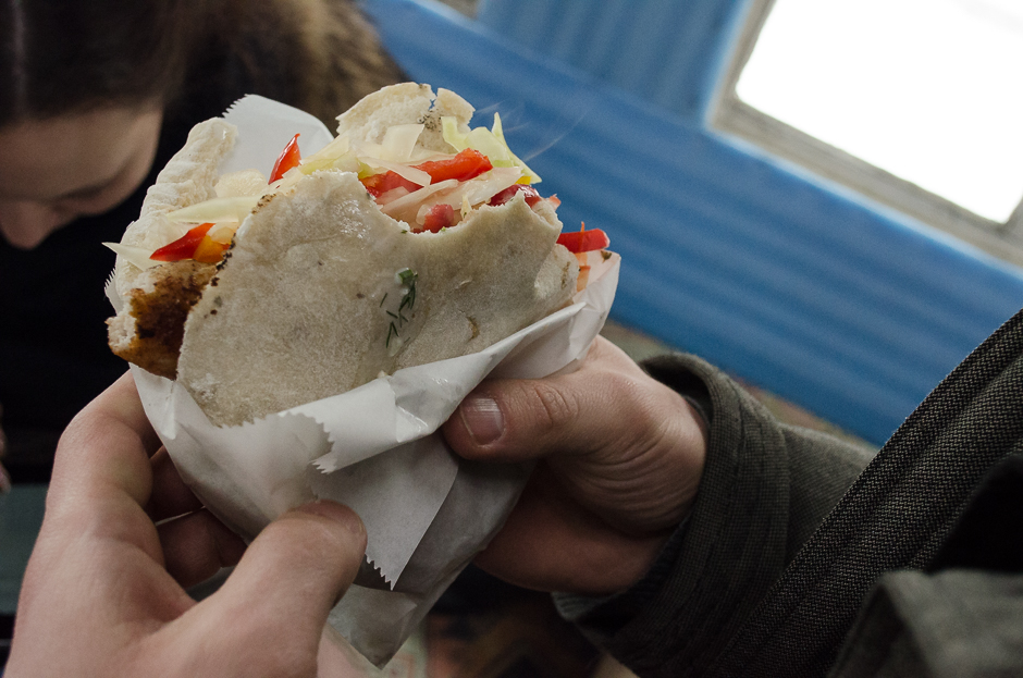 Куриный люля-кебаб: сочное мясо, пита и много овощей