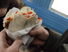 Куриный люля-кебаб: сочное мясо, пита и много овощей