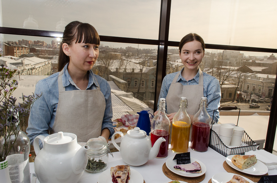 Хозяйки ресторана Sketch Анна и Анастасия приготовили много пирогов с разными начинками, а также напитки из ягод и сухофруктов
