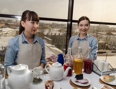 Хозяйки ресторана Sketch Анна и Анастасия приготовили много пирогов с разными начинками, а также напитки из ягод и сухофруктов