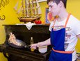 Алексей Абрамов в своем кафе «Кампай» готовил рис с разными начинками прямо на глазах гостей