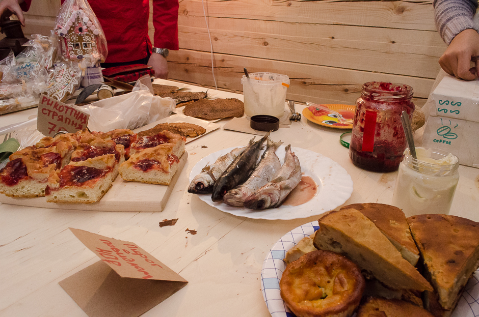 Гречневые блинчики, выпечка с рикоттой, копченый и соленый омуль. Мы пришли сюда уже к закрытию, но слышали много положительных отзывов об этом месте. Говорят, здесь даже стихийно прошел мастер-класс по строганине