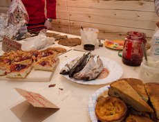 Гречневые блинчики, выпечка с рикоттой, копченый и соленый омуль. Мы пришли сюда уже к закрытию, но слышали много положительных отзывов об этом месте. Говорят, здесь даже стихийно прошел мастер-класс по строганине